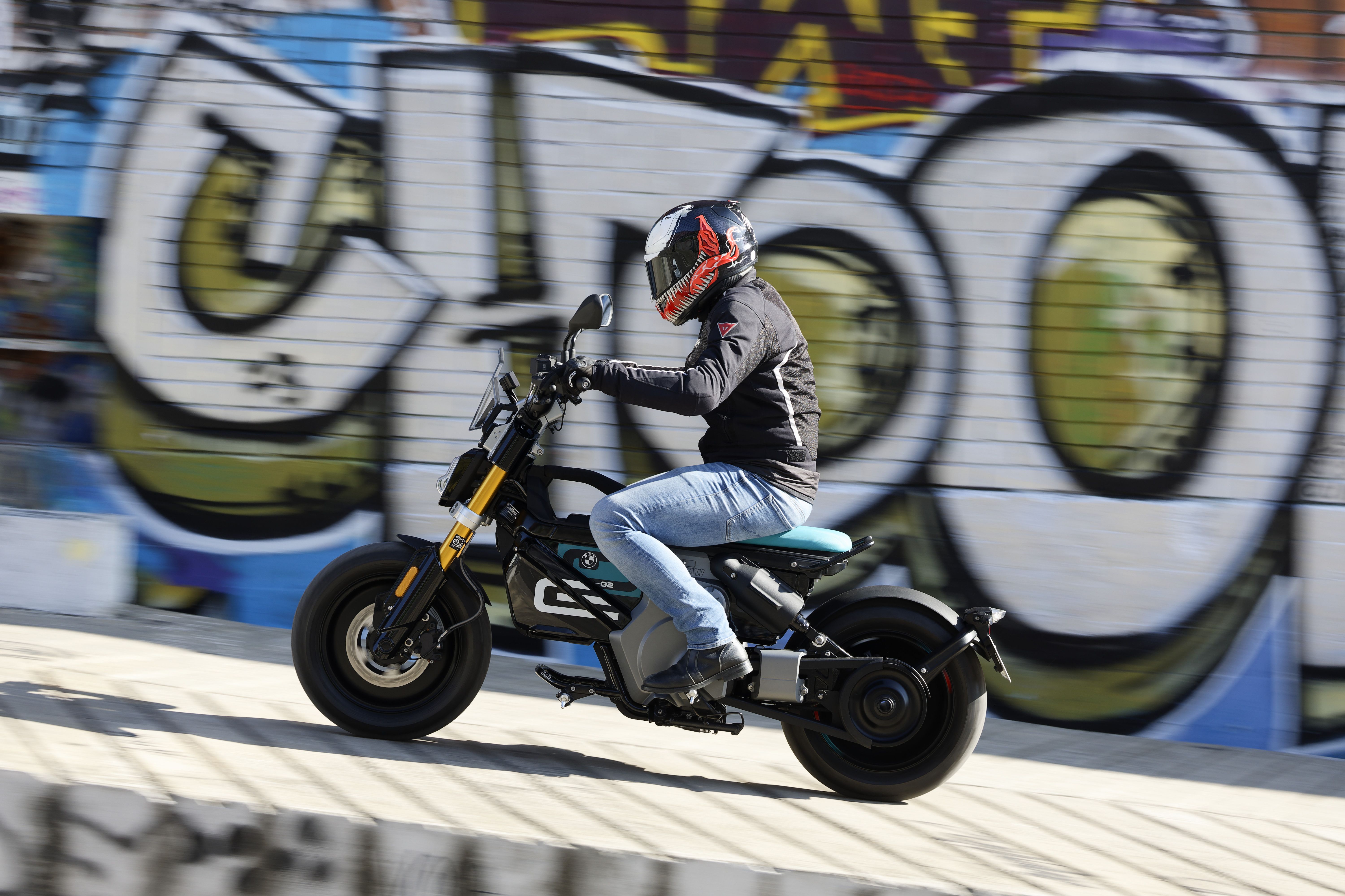 BMW CE 02 accion (1)