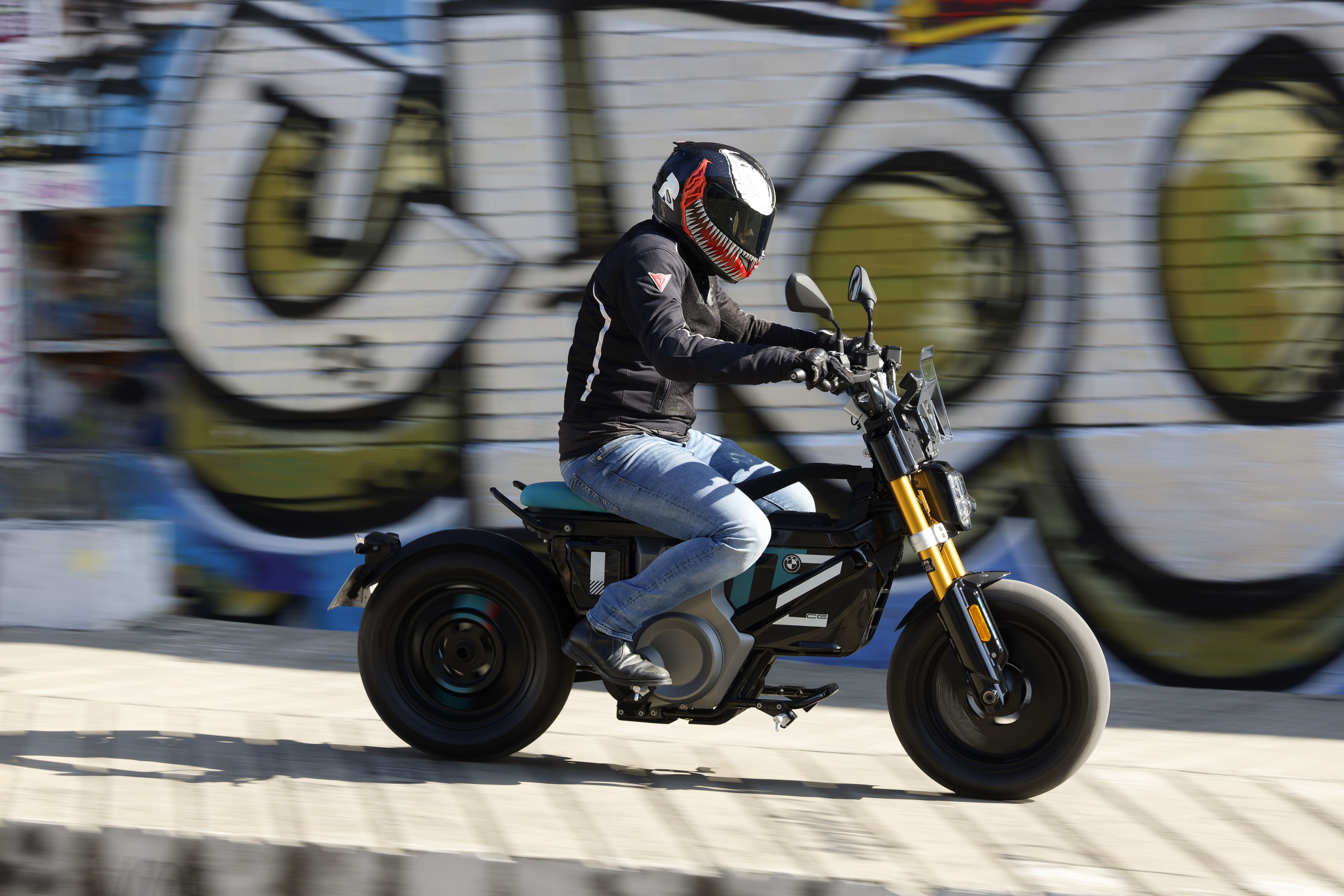 BMW CE 02 accion (2)