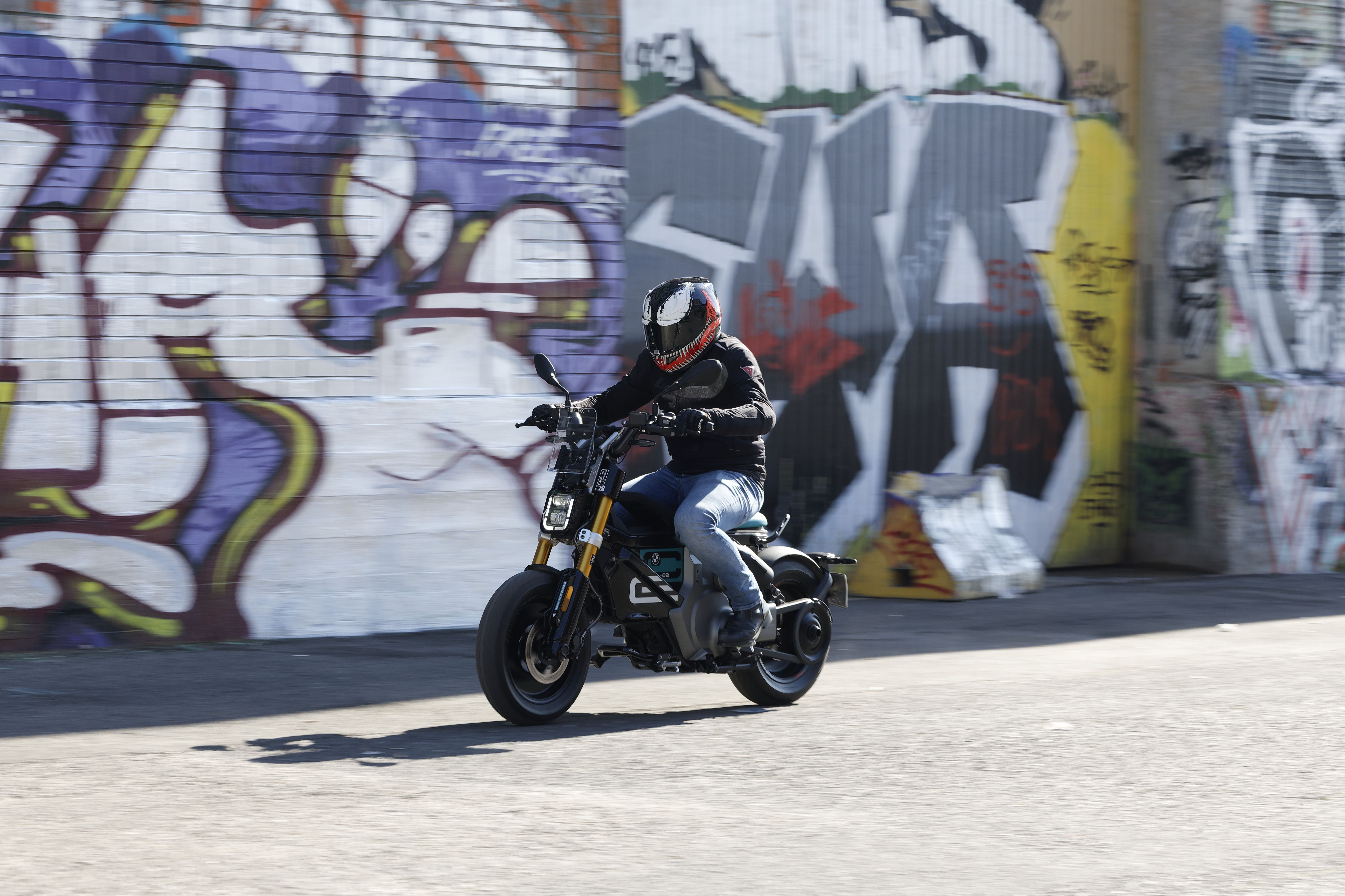 BMW CE 02 accion (3)