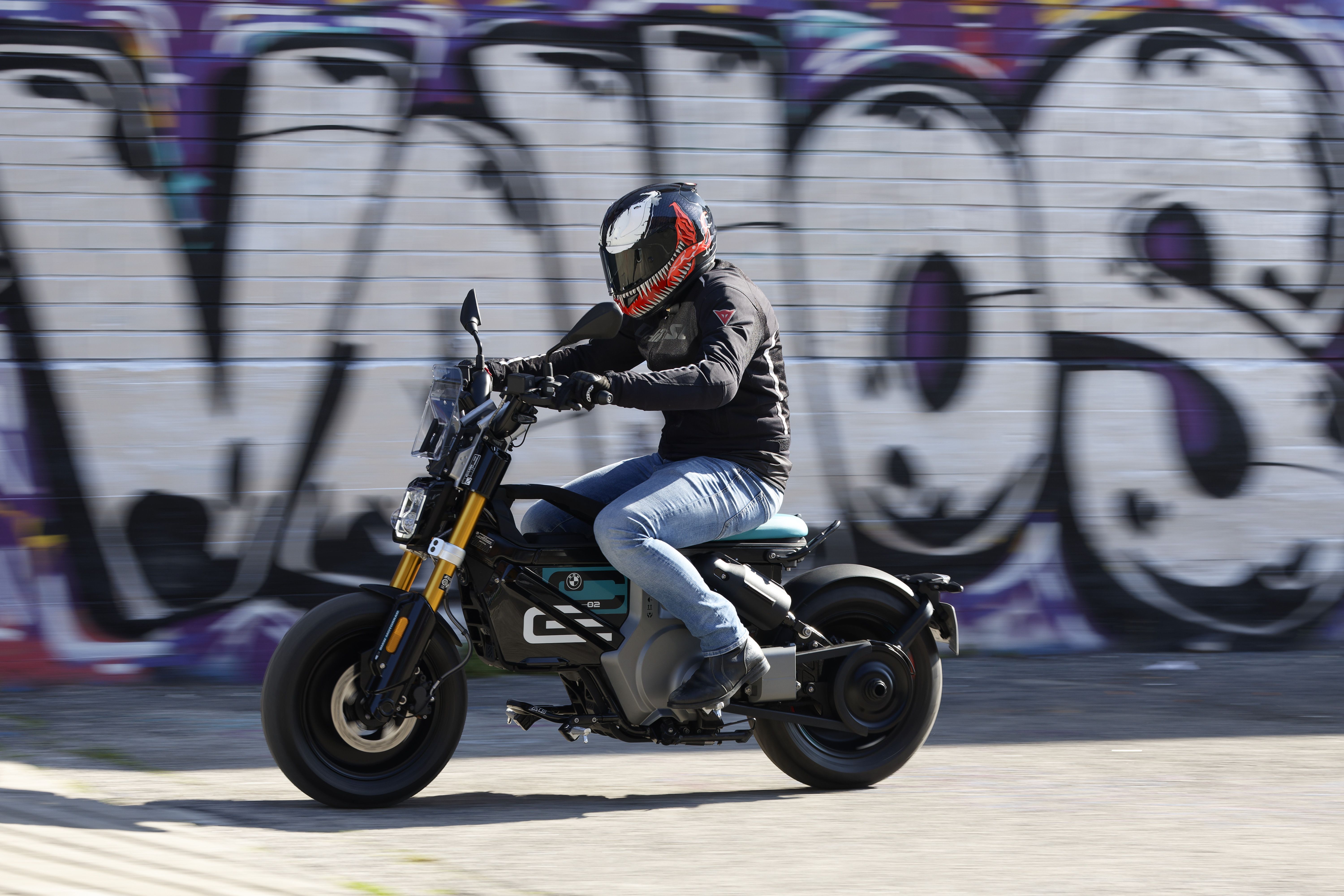 BMW CE 02 accion (4)
