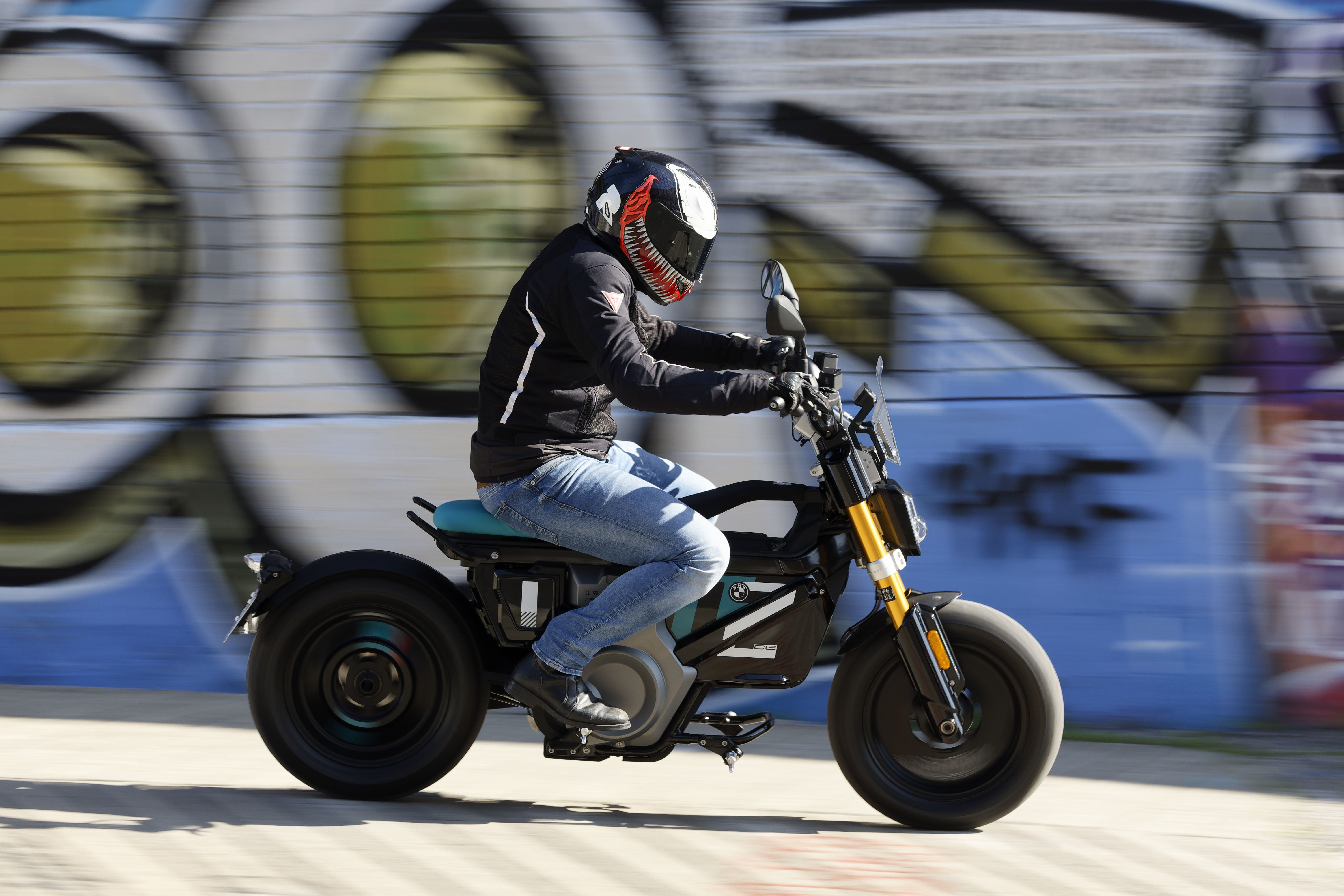 BMW CE 02 accion (7)
