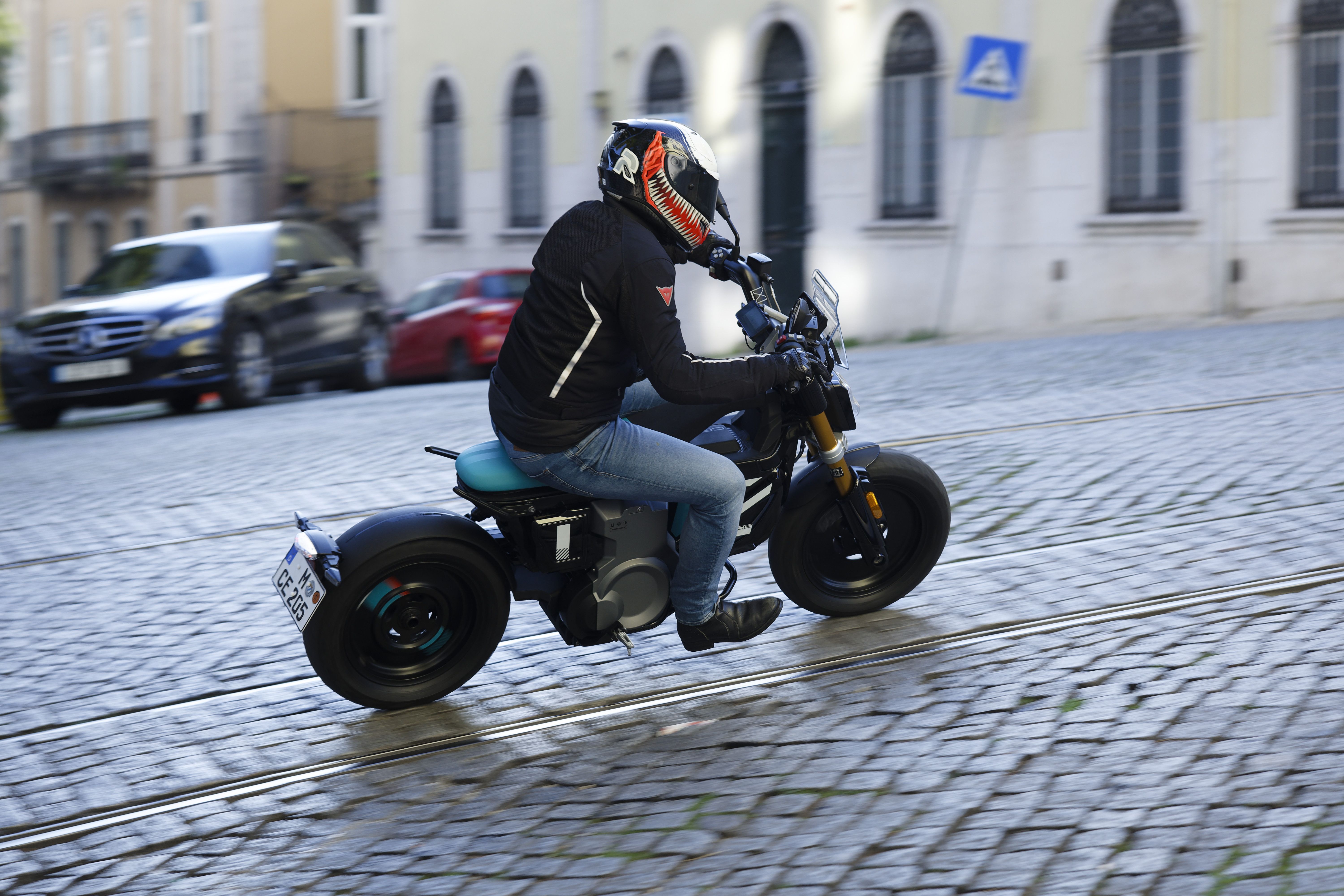 BMW CE 02 accion (11)