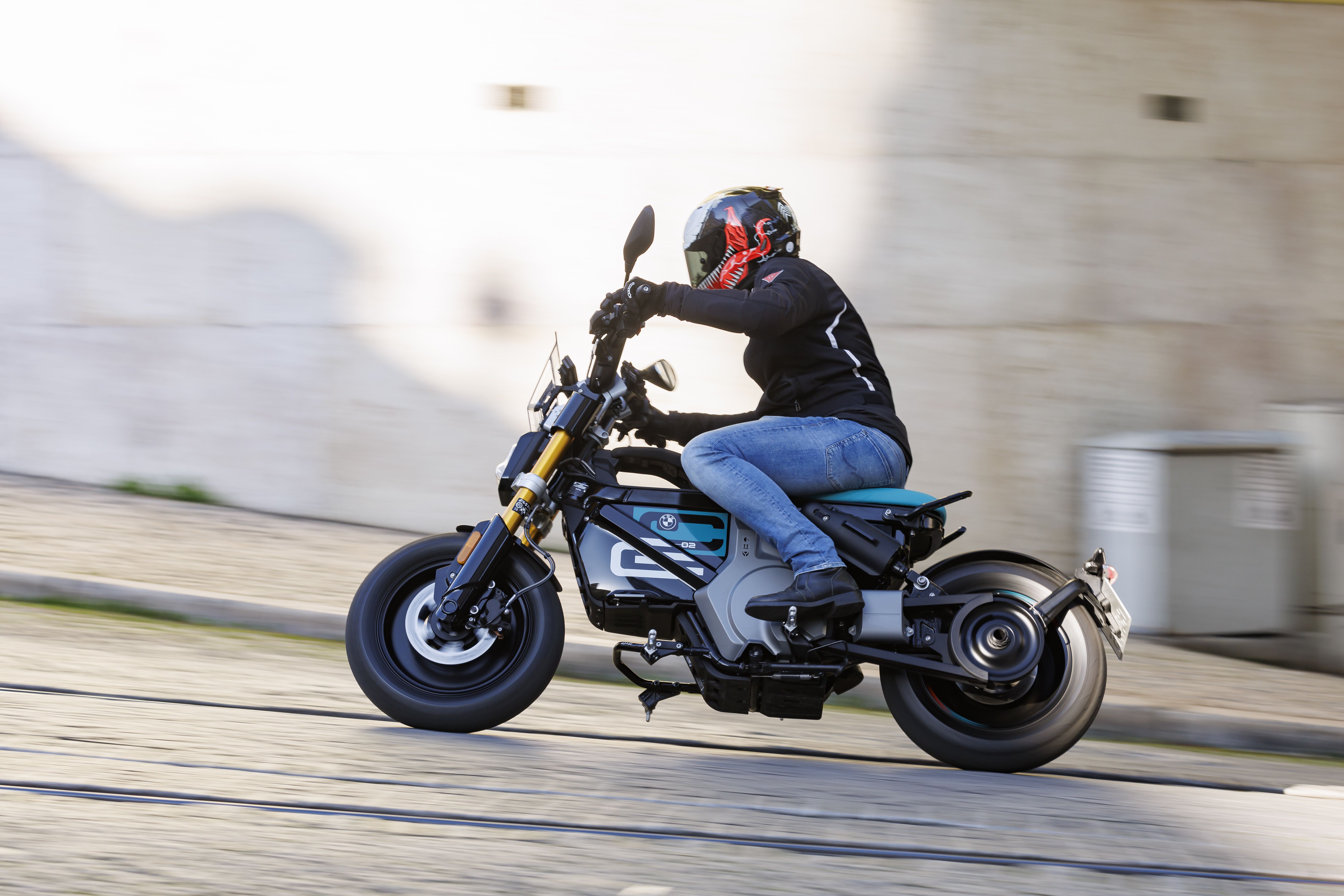 BMW CE 02 accion (12)