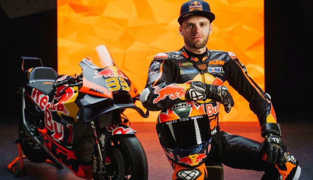 Brad Binder junto a la KTM RC16 del Red Bull KTM Factory Racing que llevará en MotoGP 2024