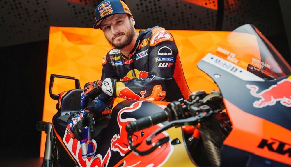 Jack Miller junto a la KTM RC16 del Red Bull KTM Factory Racing que llevará en MotoGP 2024