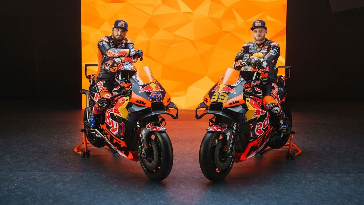 Jack Miller y Brad Binder sobre las KTM RC16 del Red Bull KTM Factory Racing que llevarán en MotoGP 2024