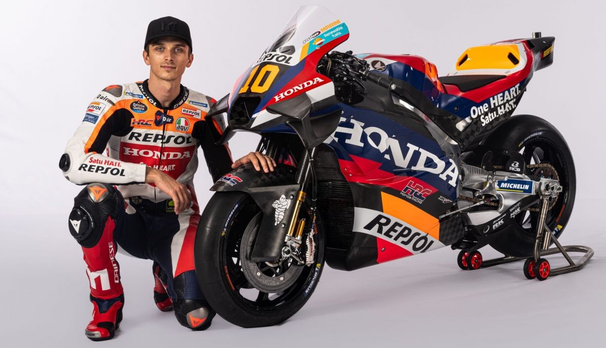 Luca Marini junto a la Honda RC213V del Repsol Honda Team que llevará en MotoGP 2024 Luca Marini junto a la Honda RC213V del Repsol Honda Team que llevará en MotoGP 2024