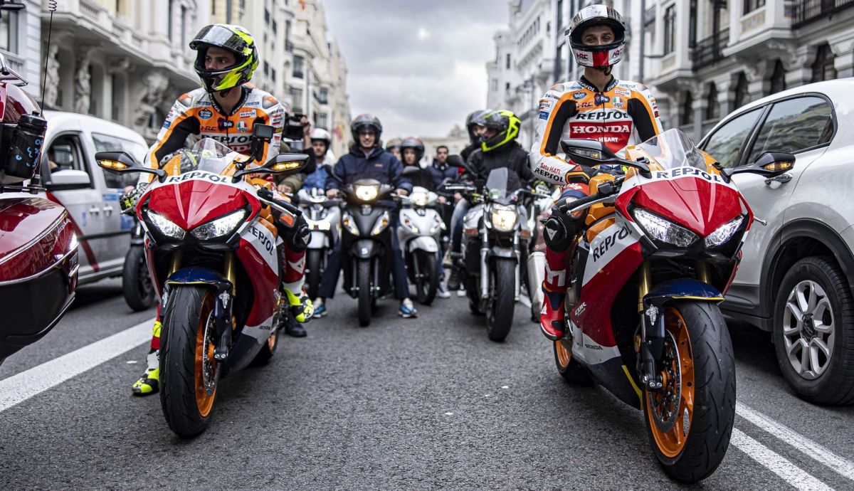 Joan Mir y Luca Marini seguidos por 20 motoristas rumbo a la Gran Vía madrileña