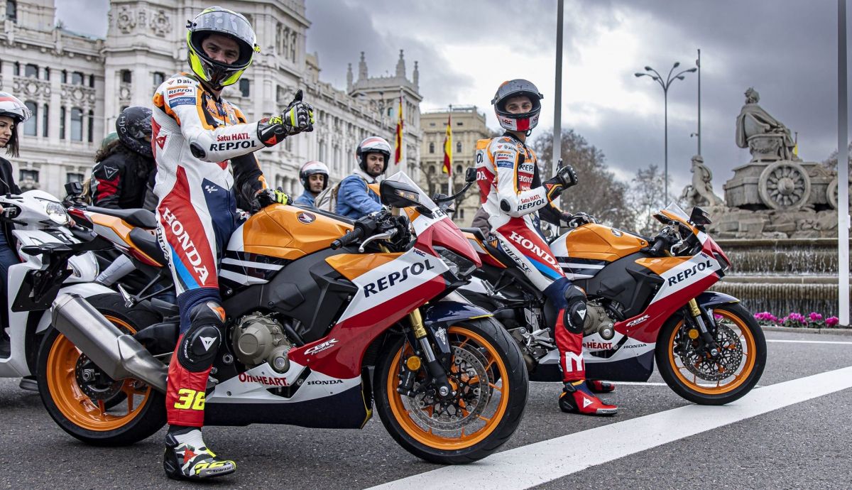 Joan Mir y Luca Marini junto a la emblemática Cibeles madrileña