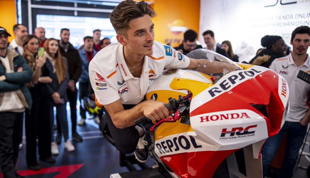 Luca Marini probando el simulador de la pop up store de Box Repsol en Madrid