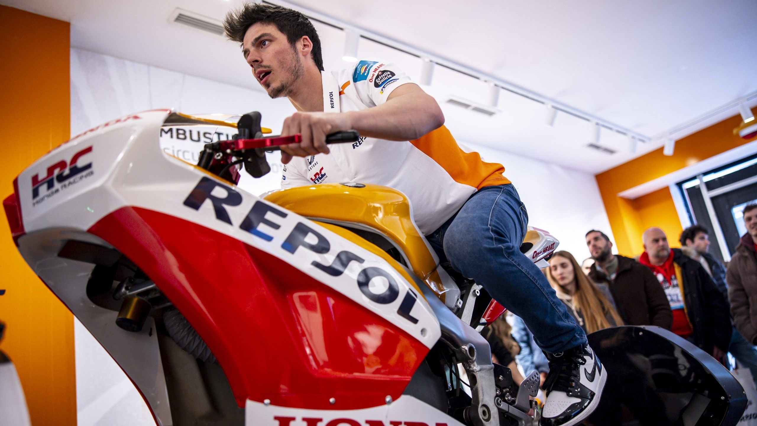 Joan Mir probando el simulador de la pop up store de Box Repsol en Madrid