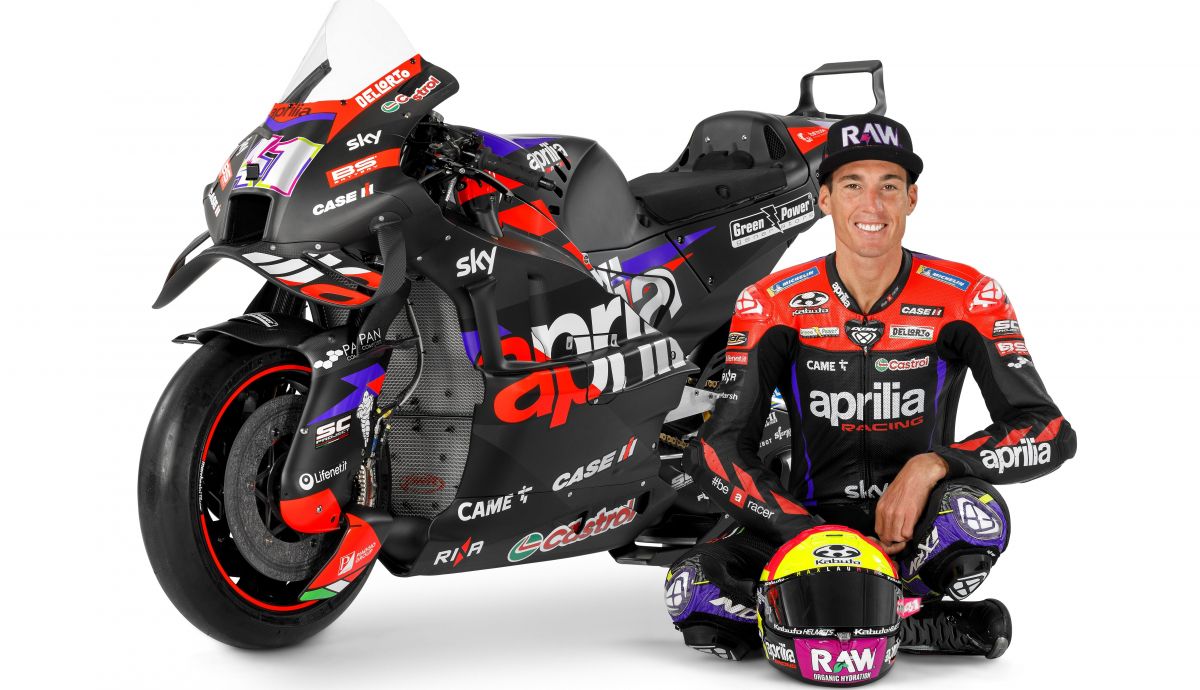Aleix Espargaró junto a la Aprilia RS GP 2024 Racing que llevará en MotoGP 2024 Aleix Espargaró junto a la Aprilia RS GP 2024 Racing que llevará en MotoGP 2024