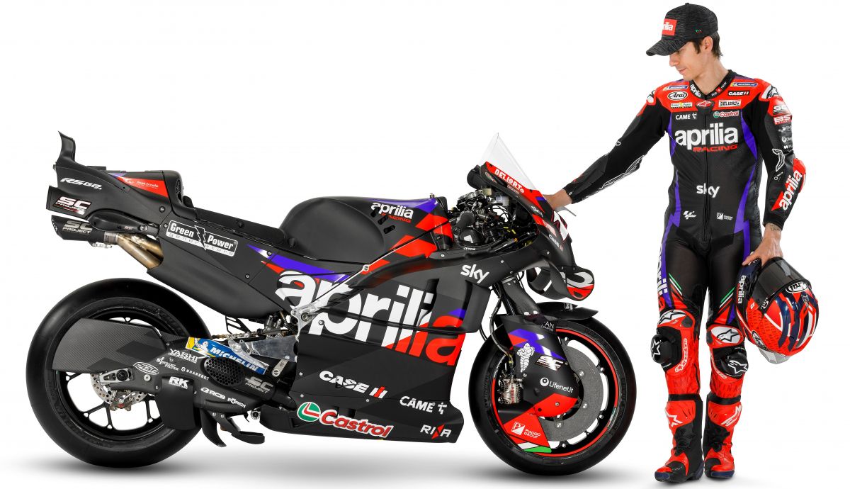 Maverick Viñales junto a la Aprilia RS GP 2024 Racing que llevará en MotoGP 2024 Maverick Viñales junto a la Aprilia RS GP 2024 Racing que llevará en MotoGP 2024