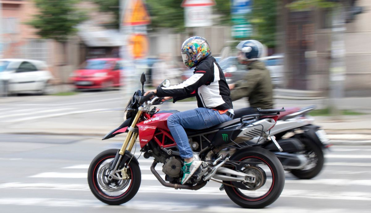 Tienen las motos preferencia en los pasos de cebra