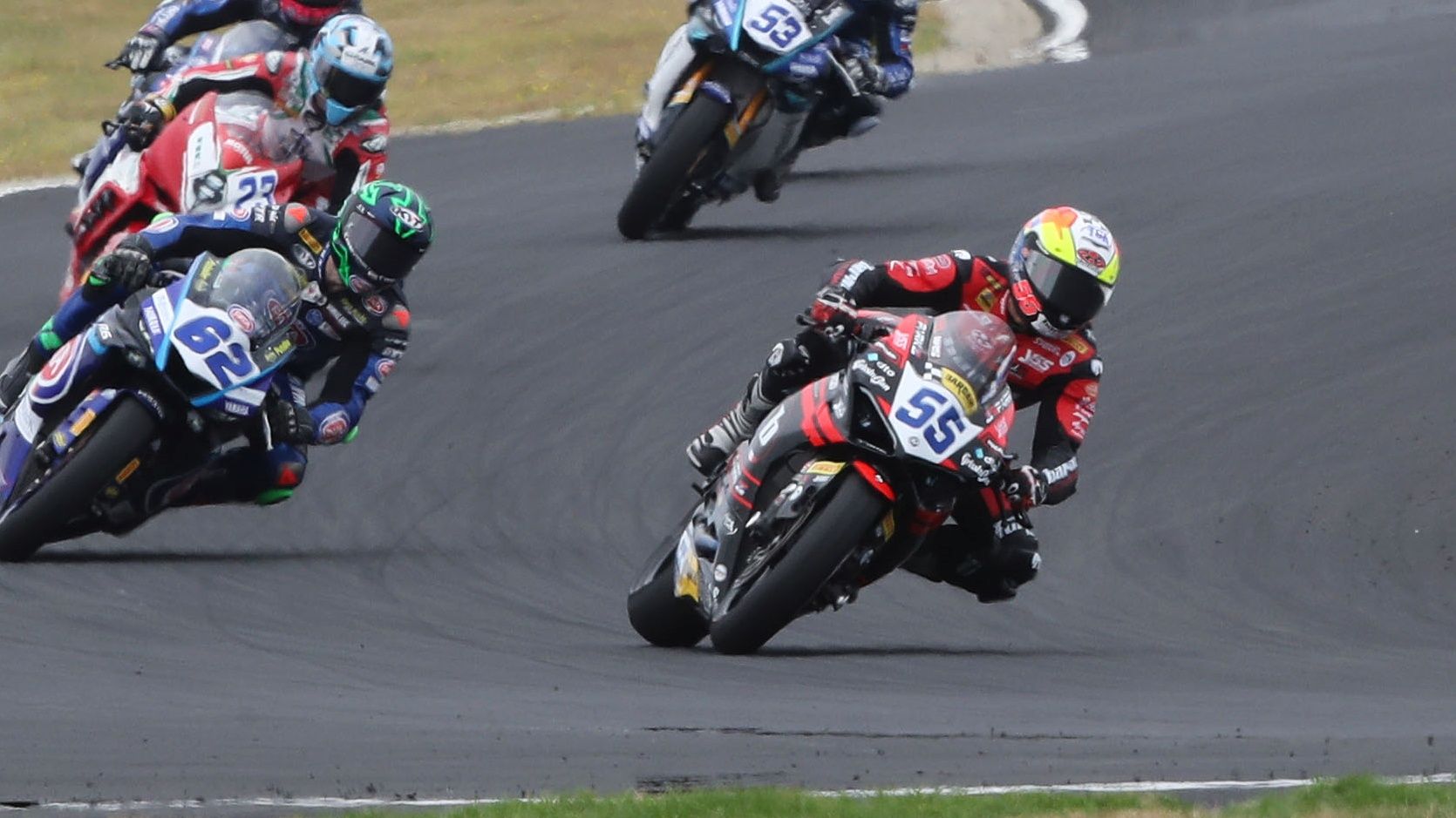 Yari Montella delante de Stefano Manzi y Marcel Schrotter en Phillip Island