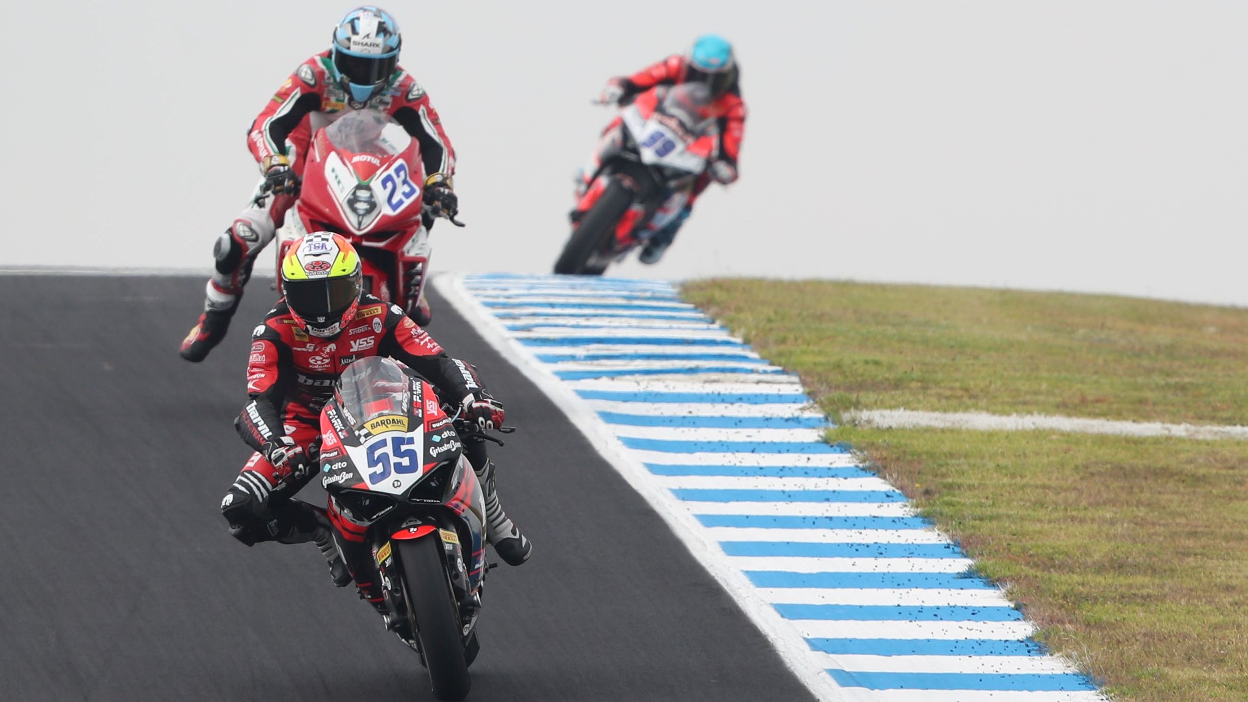 Yari Montella delante de Marcel Schrotter y Adrián Huertas en Phillip Island