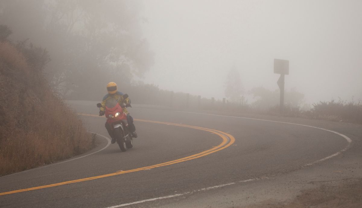 Cómo ser visible en moto por carretera Cómo ser visible en moto por carretera