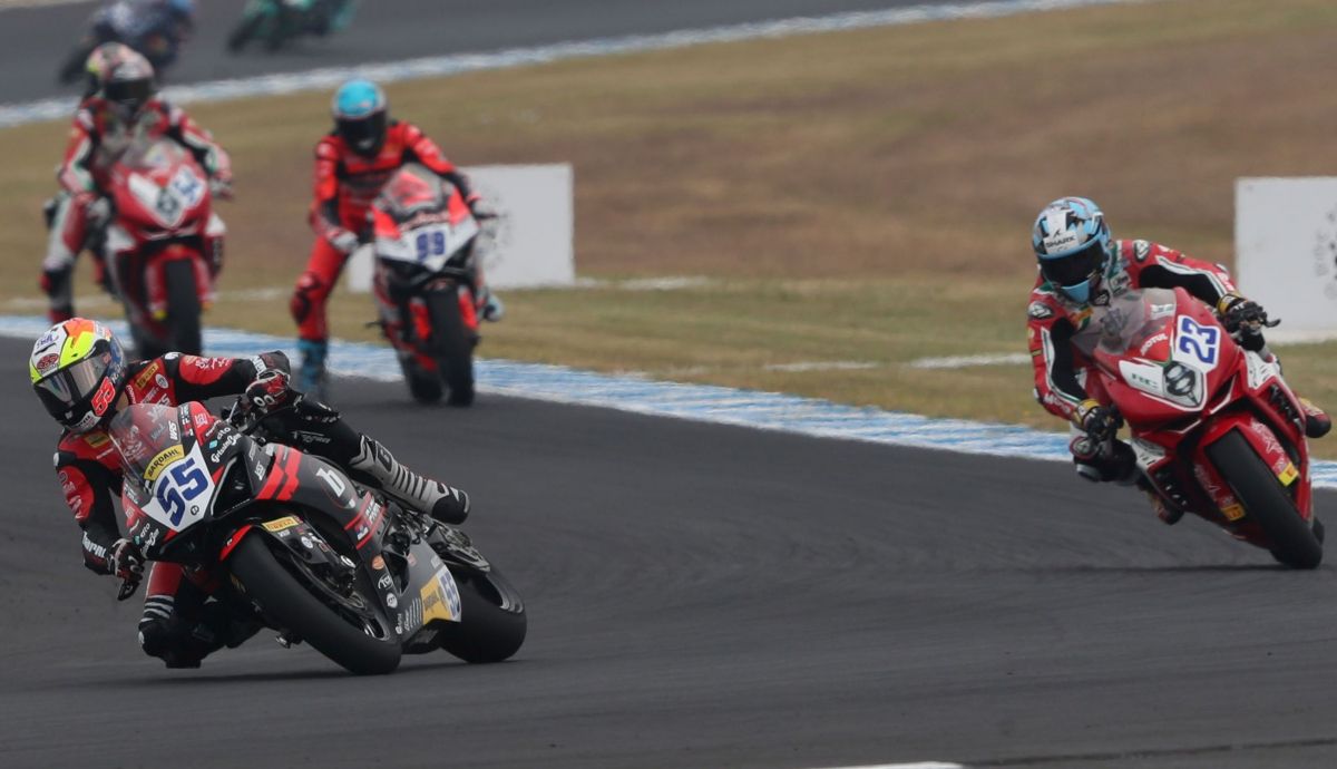 Yari Montella delante de Marcel Schrotter y Adrián Huertas en Phillip Island Yari Montella delante de Marcel Schrotter y Adrián Huertas en Phillip Island