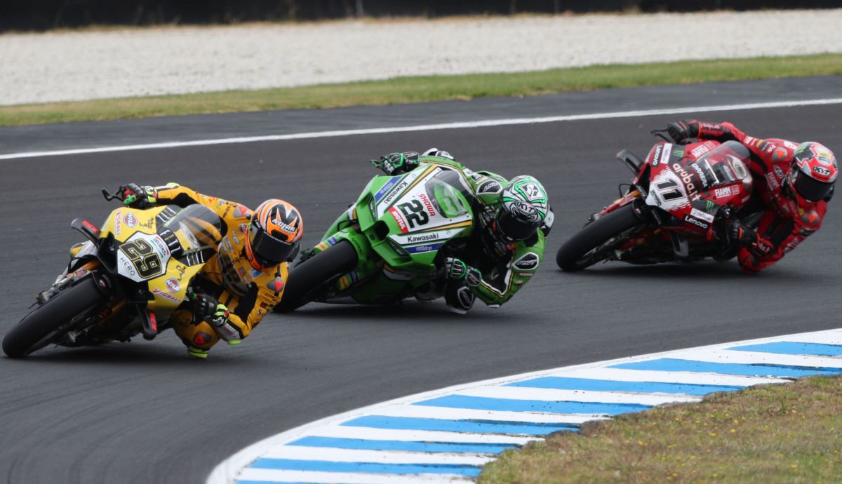 Andrea Iannone, Alex Lowes y Nicolò Bulega en Phillip Island