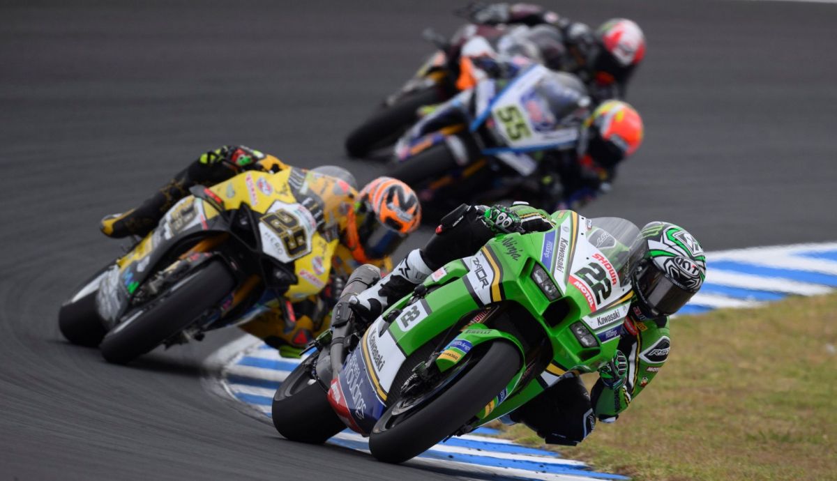 Alex Lowes seguido por Andrea Iannone y Andrea Locatelli en Phillip Island Alex Lowes seguido por Andrea Iannone y Andrea Locatelli en Phillip Island