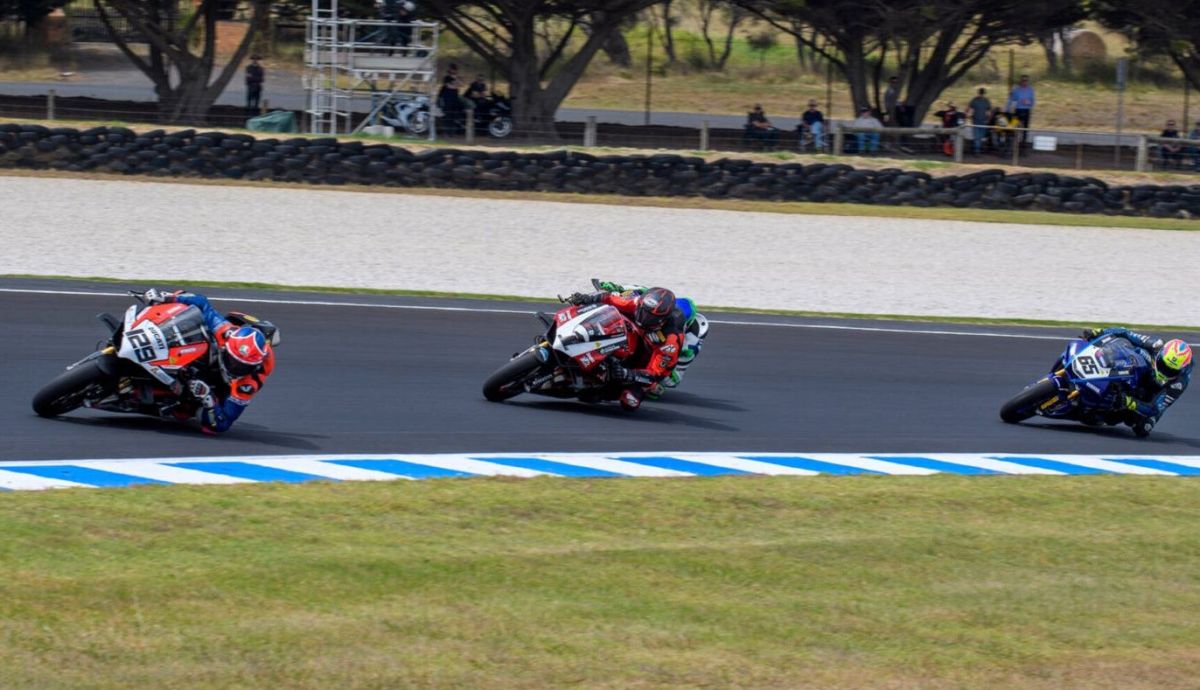 Harrison Voight, Troy Herfoss, Anthony West y Cru Halliday en la tercera carrera de Phillip Island del ASBK 2024 Harrison Voight, Troy Herfoss, Anthony West y Cru Halliday en la tercera carrera de Phillip Island del ASBK 2024