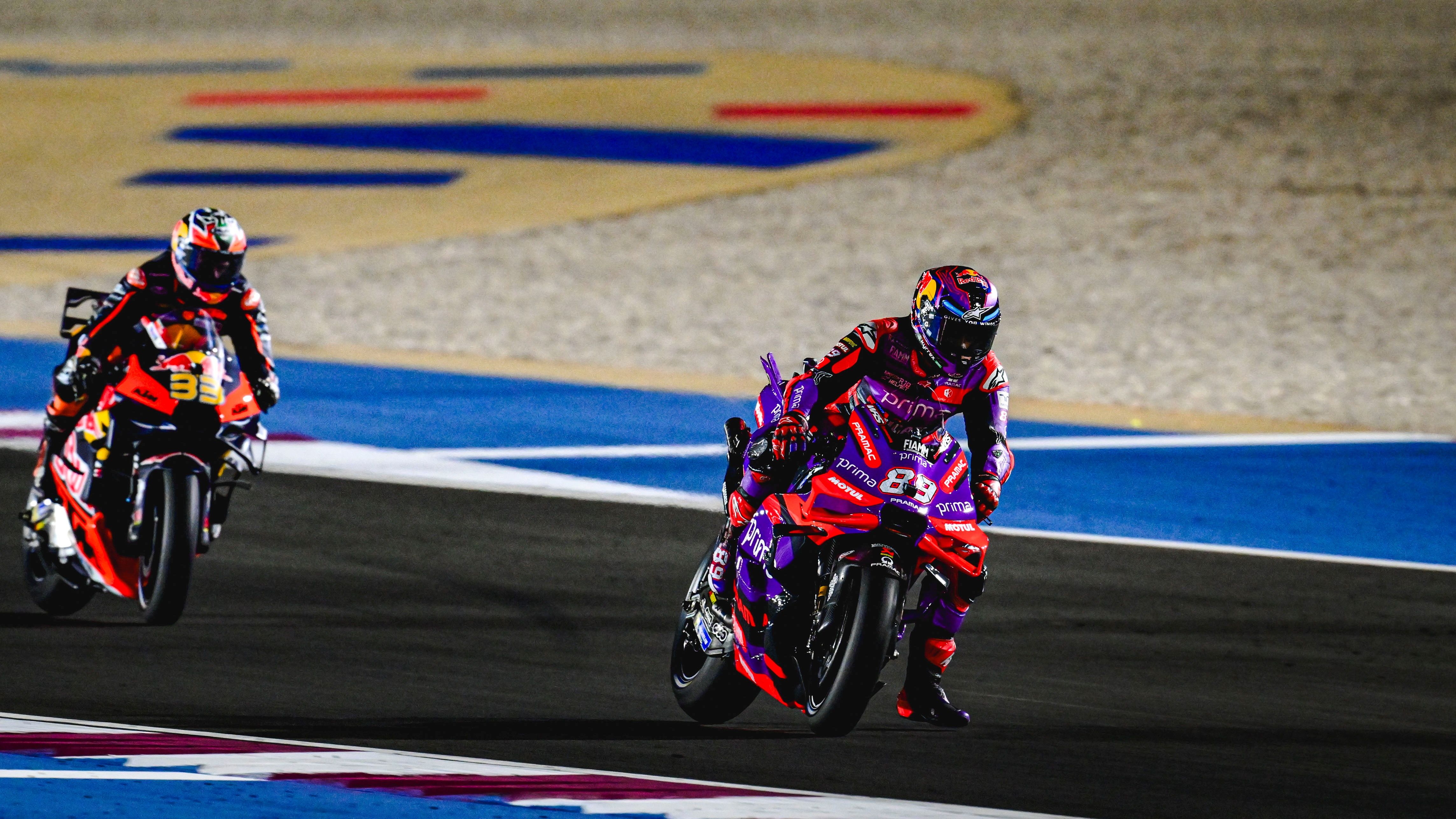 Jorge Martín por delante de Brad Binder en el GP de Qatar
