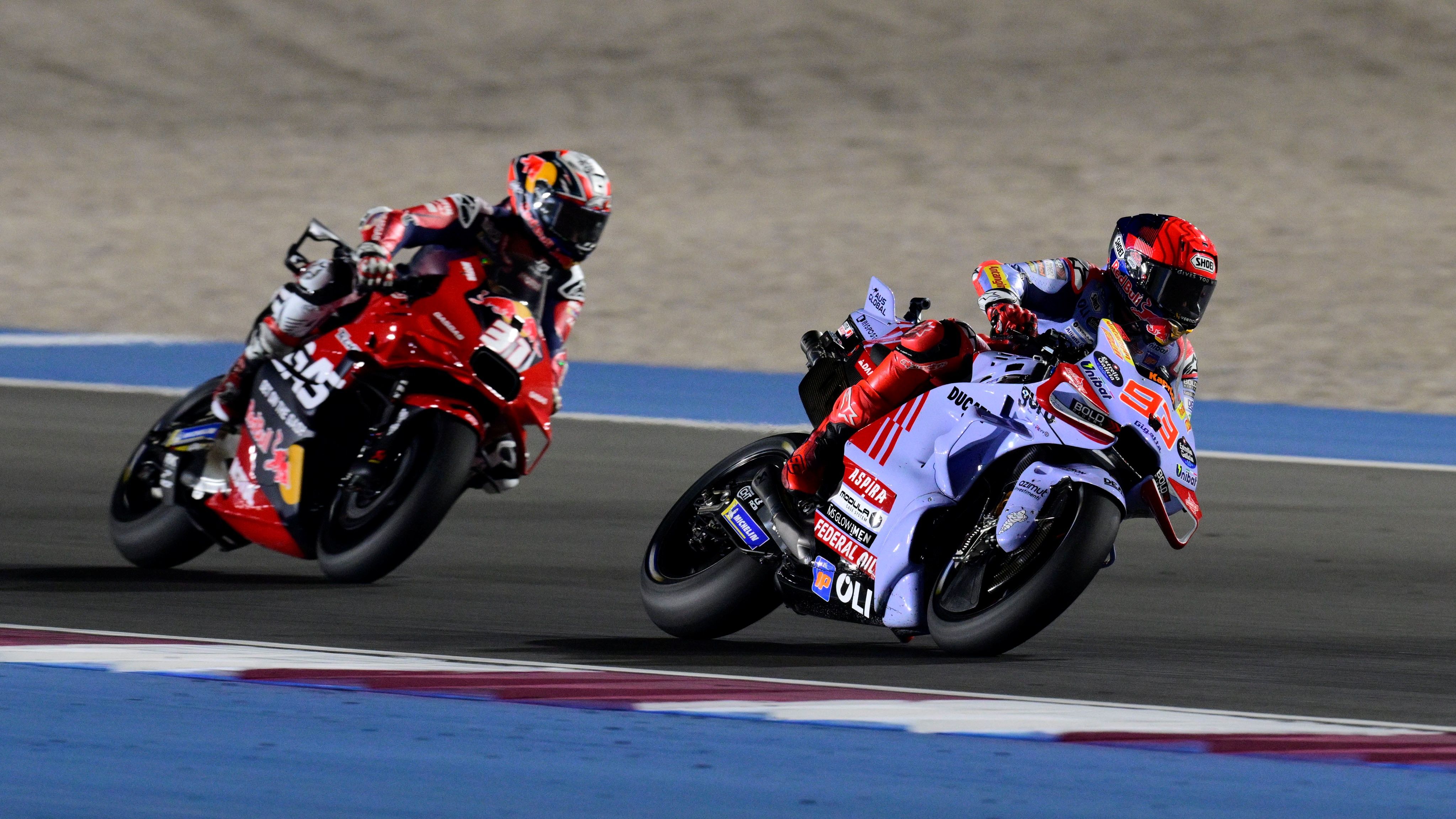 Marc Márquez perseguido por Pedro Acosta en el GP de Qatar