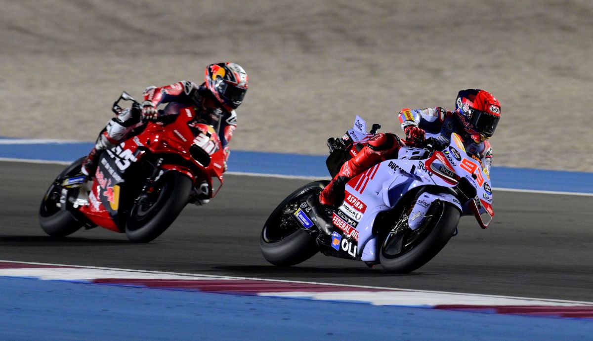 Marc Márquez perseguido por Pedro Acosta en el GP de Qatar Marc Márquez perseguido por Pedro Acosta en el GP de Qatar