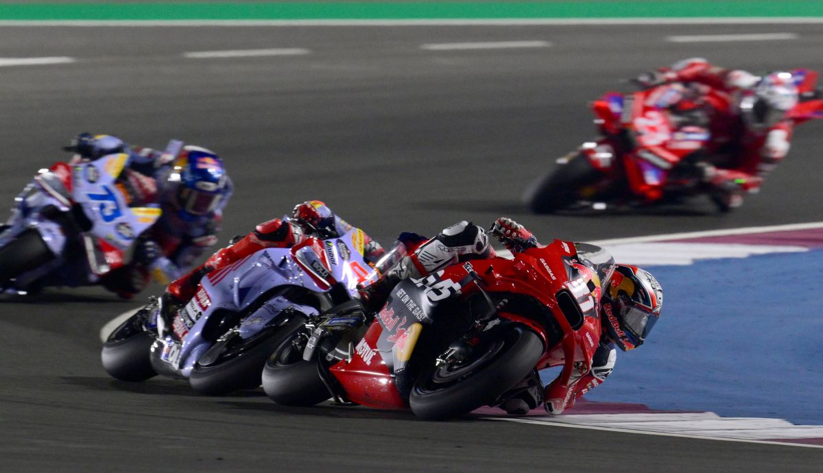 Pedro Acosta delante de Marc Márquez en el GP de Qatar Pedro Acosta delante de Marc Márquez en el GP de Qatar