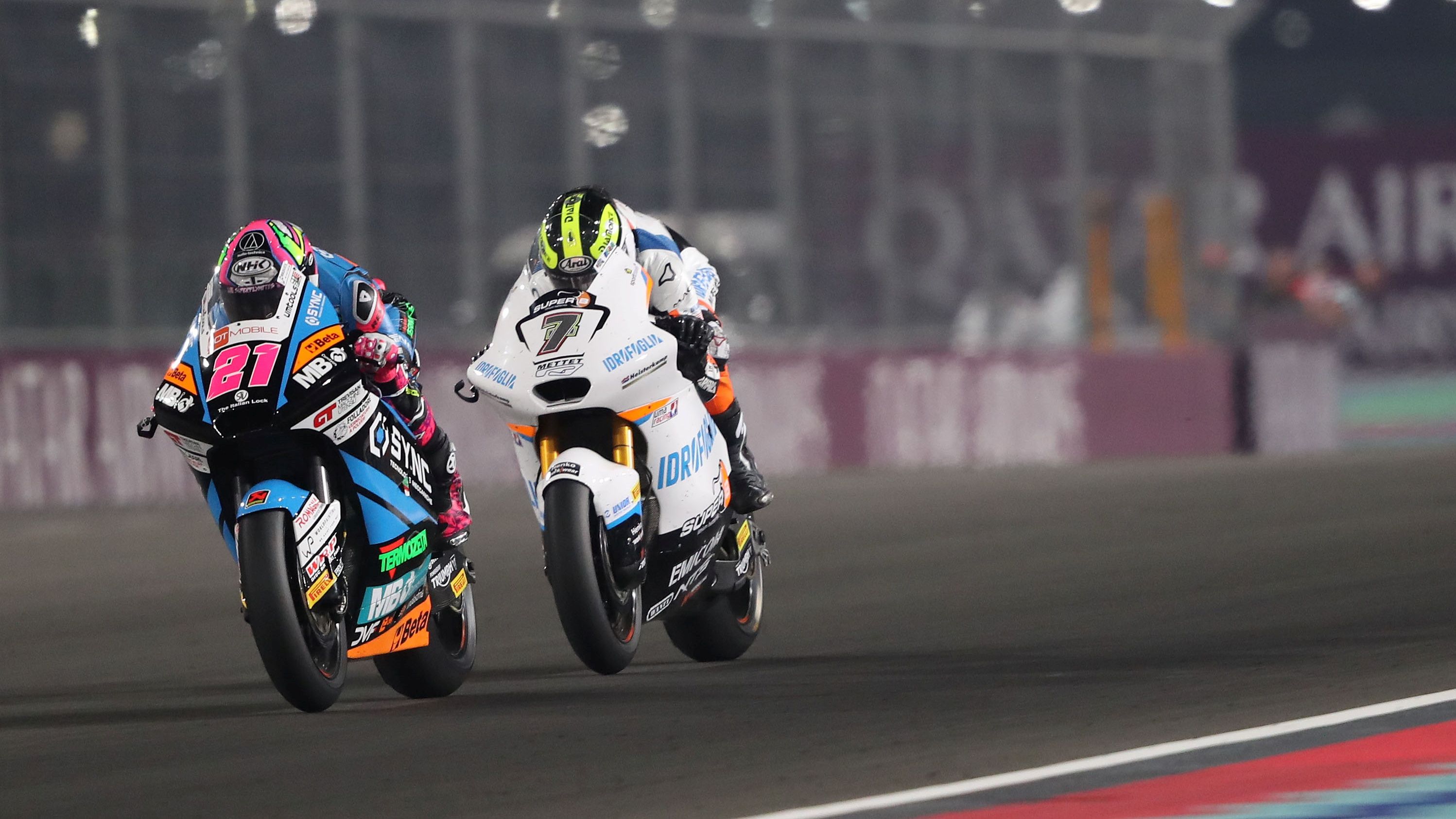 Alonso López se defiende de Barry Baltus para ganar, Moto2 Qatar 2024