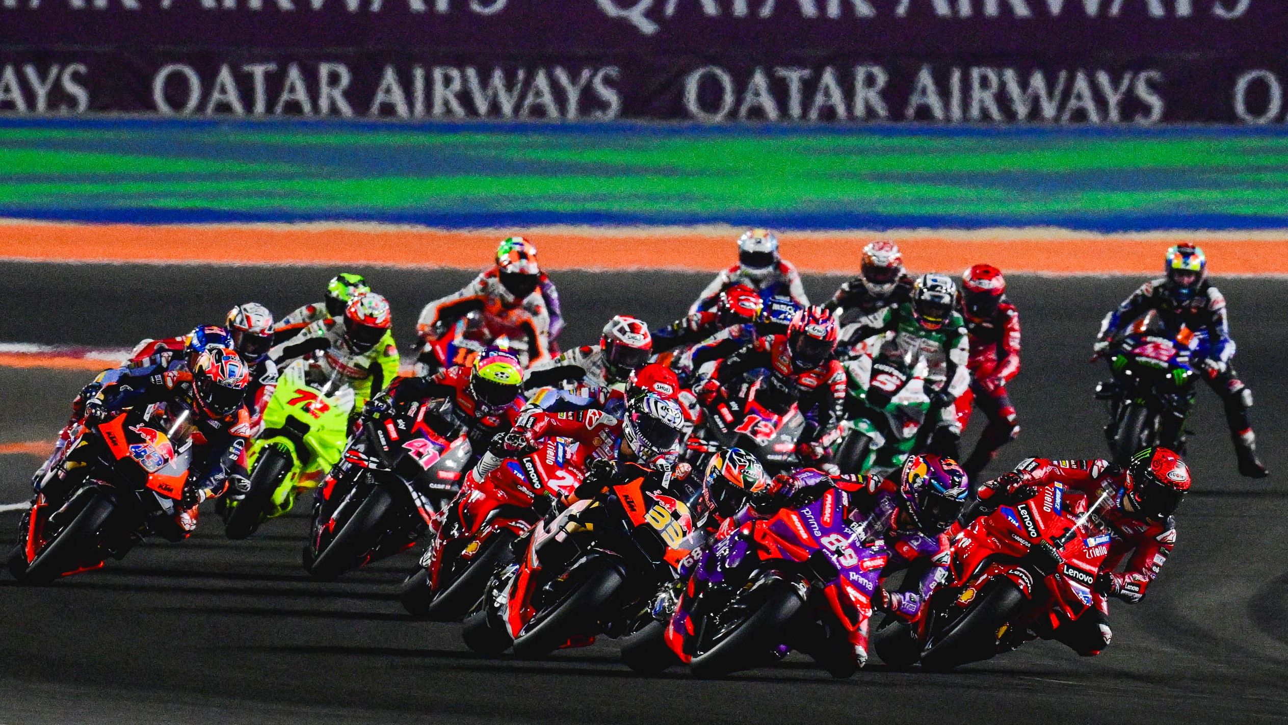 Jorge Martín lidera en la salida con Pecco Bagnaia tirándose al interior, MotoGP Qatar 2024