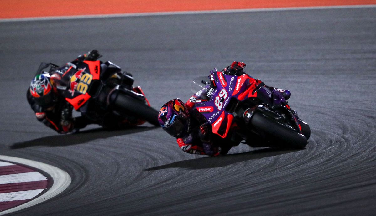 Jorge Martín por delante de Brad Binder, MotoGP Qatar 2024 Jorge Martín por delante de Brad Binder, MotoGP Qatar 2024
