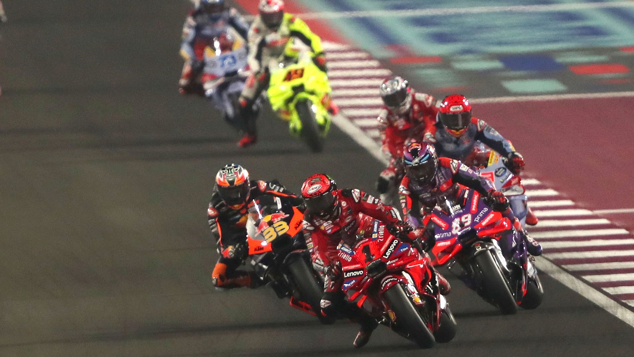 Pecco Bagnaia lidera y Brad Binder se cuela delante de Jorge Martín, MotoGP Qatar 2024