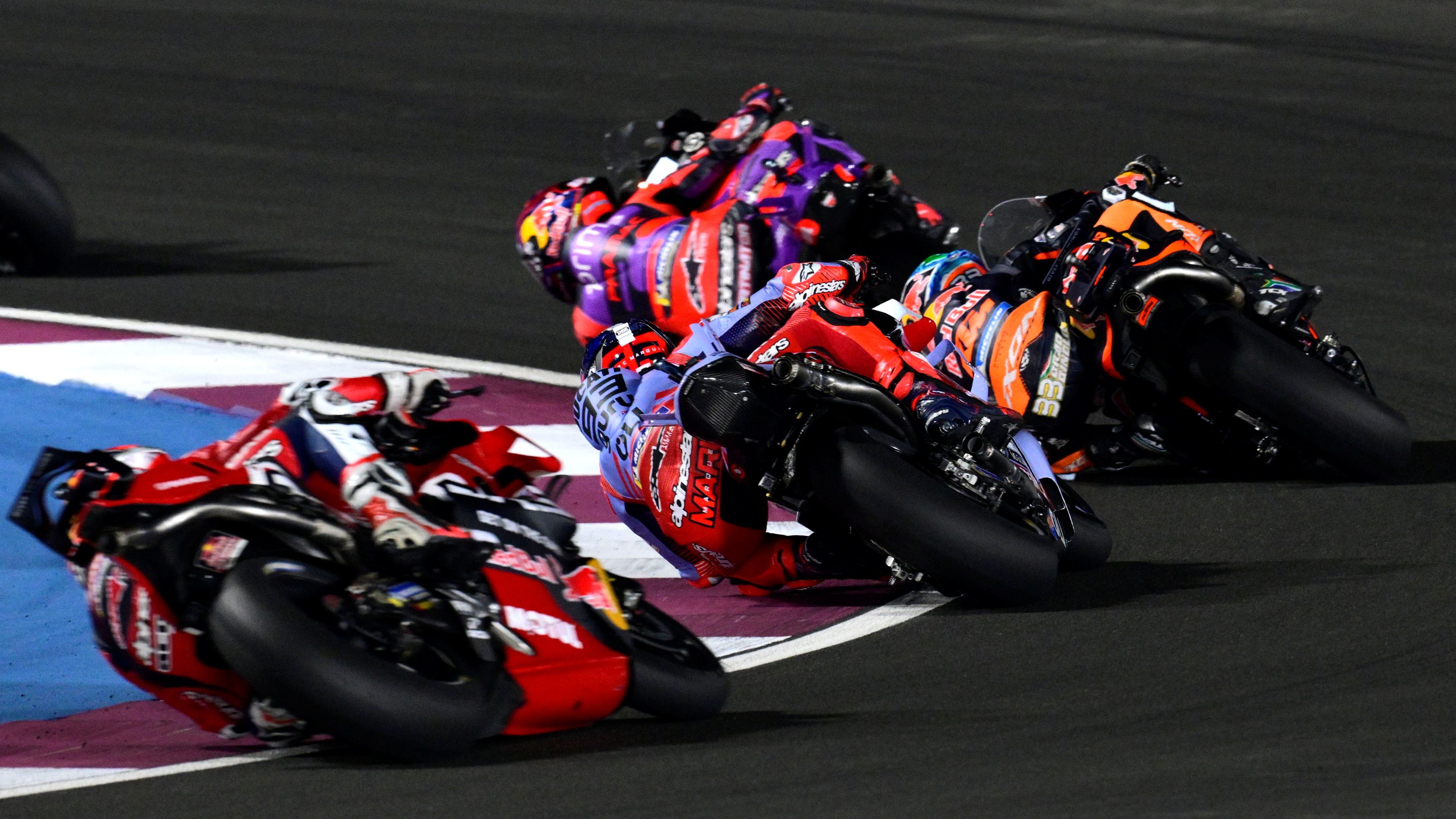 Pedro Acosta cerrando un grupo con Jorge Martín, Brad Binder y Marc Márquez, MotoGP Qatar 2024