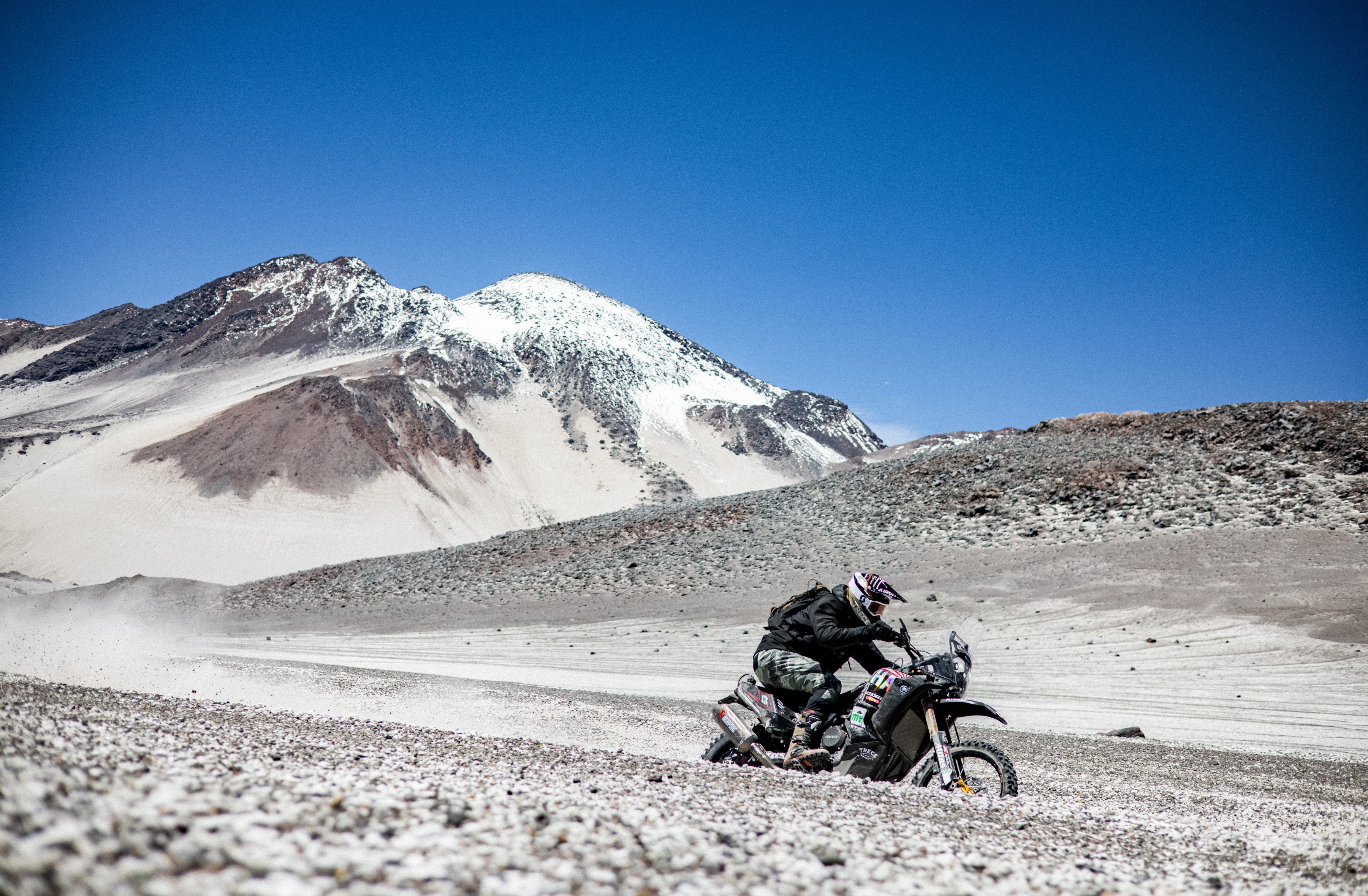 Récord altura en moto. Pol Tarrés sube hasta los 6.756 m en el volcan Los Ojos del Salado (Chile)