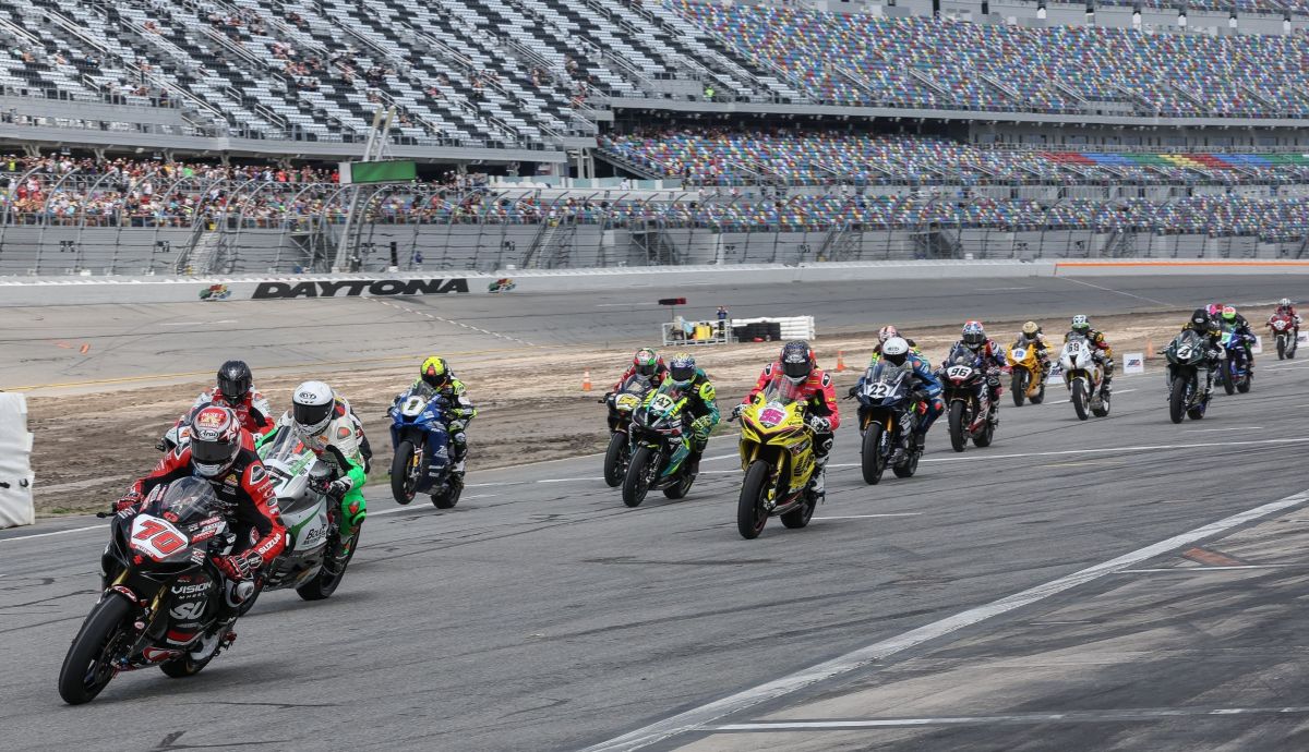 Instantes después de darse la salida en la Daytona 200 2024
