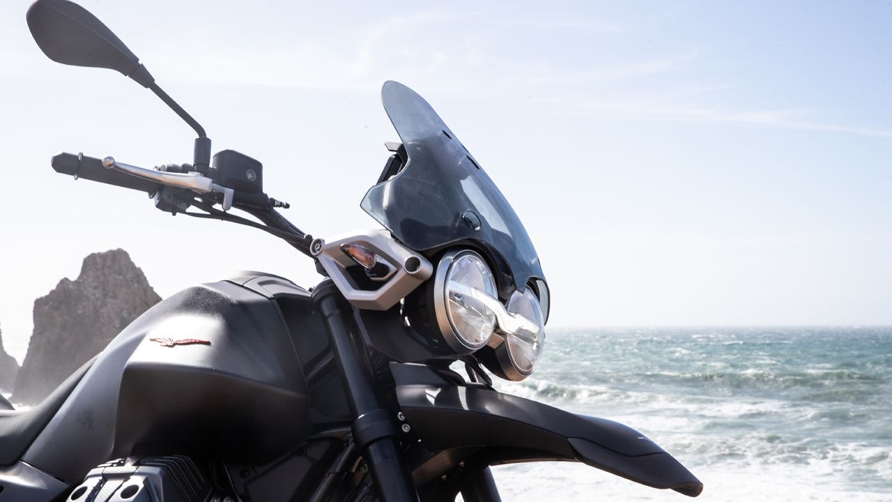 Moto Guzzi V85 Strada 2024