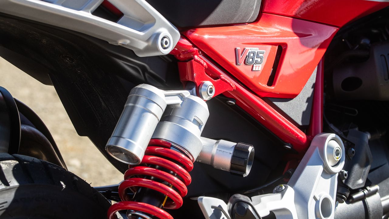 Moto Guzzi V85 TT 2024