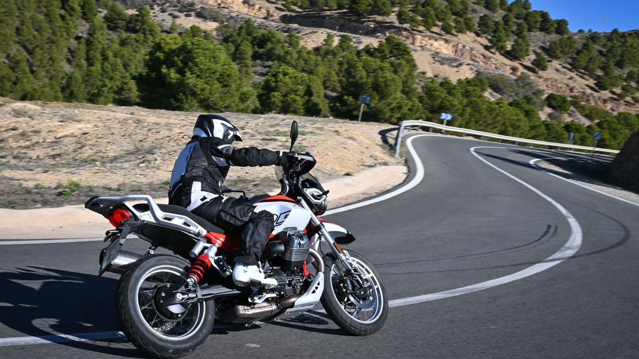 Moto Guzzi V85 TT 2024