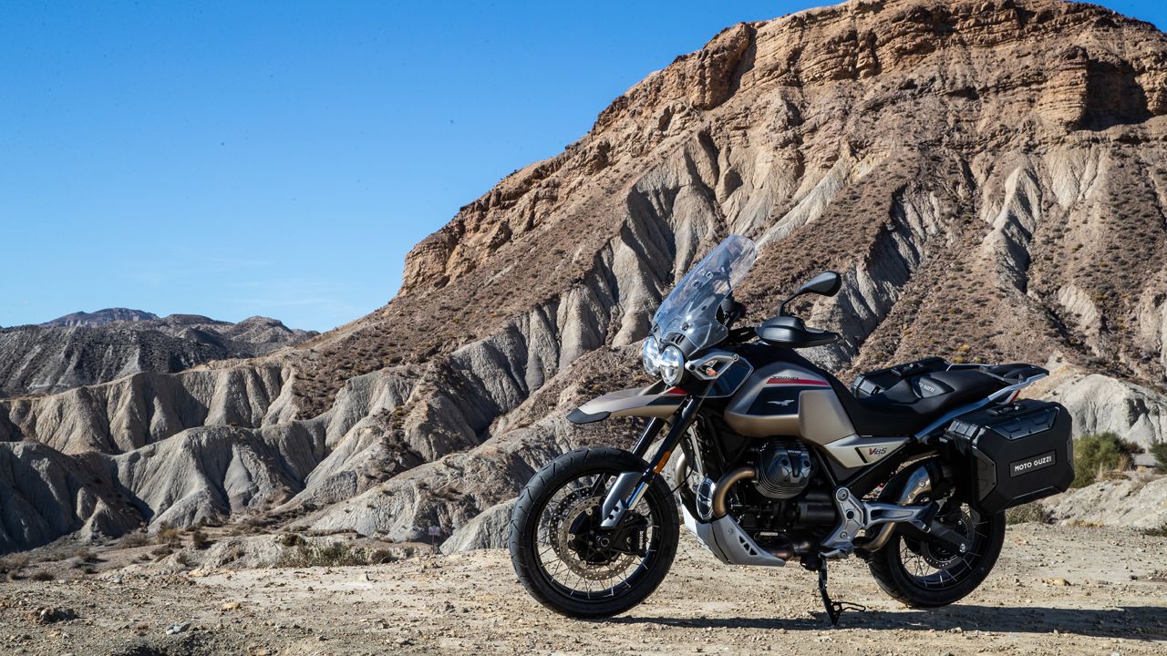 Moto Guzzi V85 TT Travel 2024