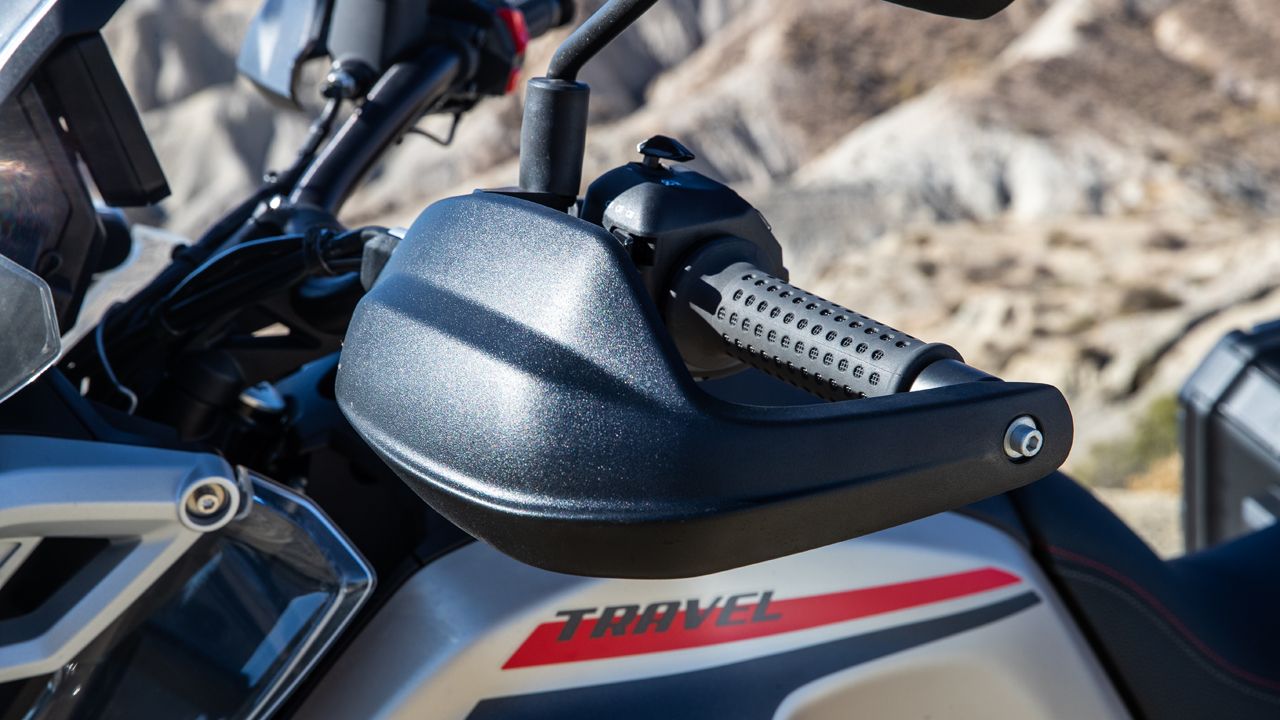 Moto Guzzi V85 TT Travel 2024