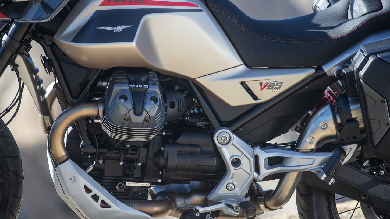 Moto Guzzi V85 TT Travel 2024