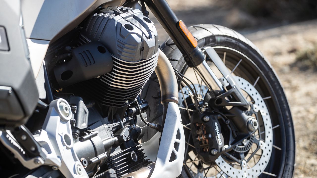 Moto Guzzi V85 TT Travel 2024