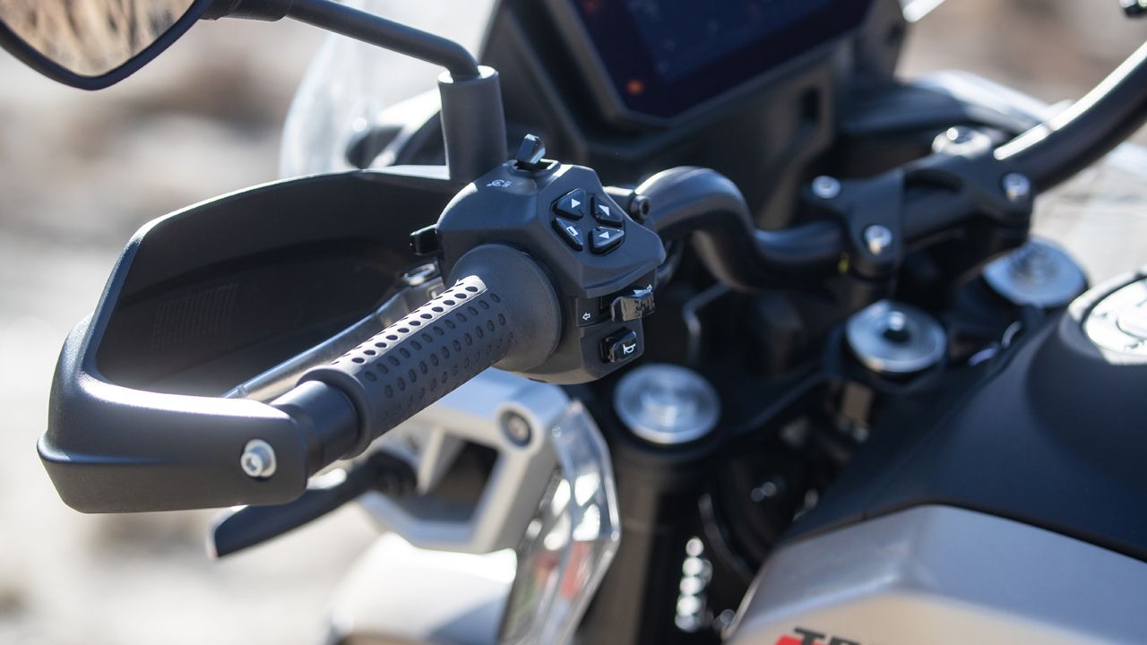 Moto Guzzi V85 TT Travel 2024