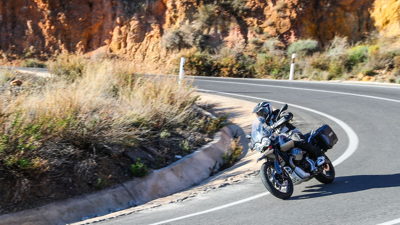 Moto Guzzi V85 TT Travel 2024