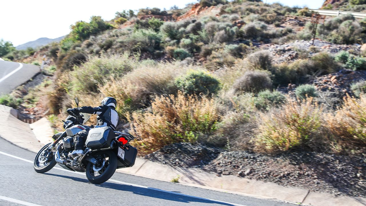 Moto Guzzi V85 TT Travel 2024