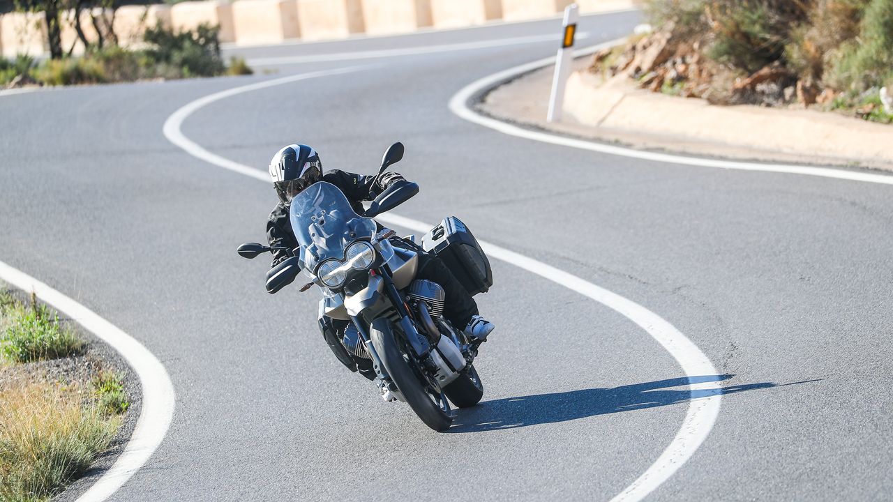 Moto Guzzi V85 TT Travel 2024