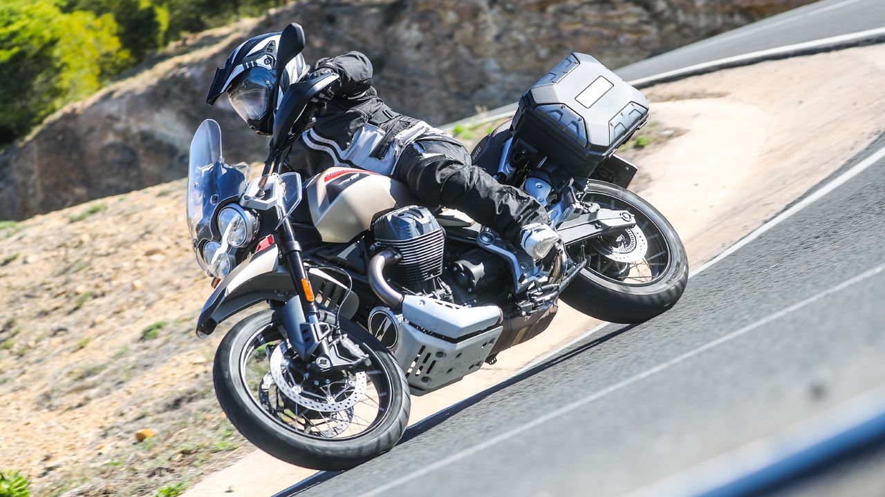 Moto Guzzi V85 TT Travel 2024