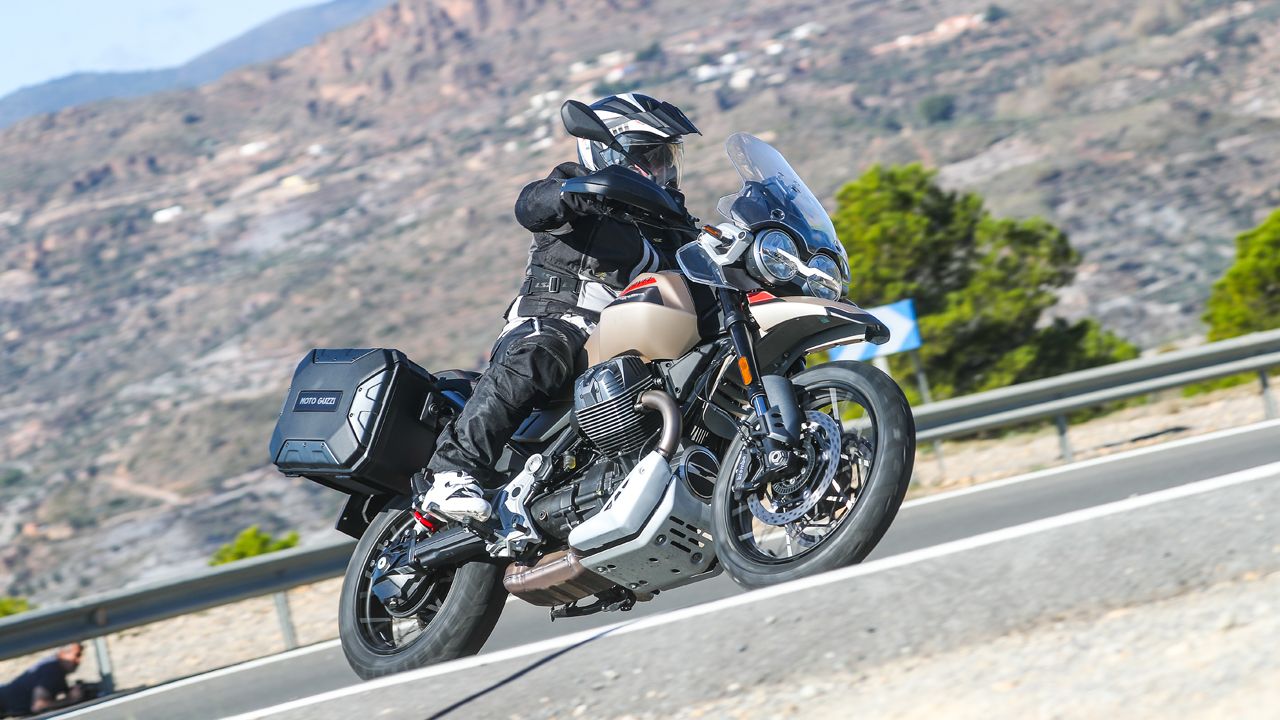 Moto Guzzi V85 TT Travel 2024