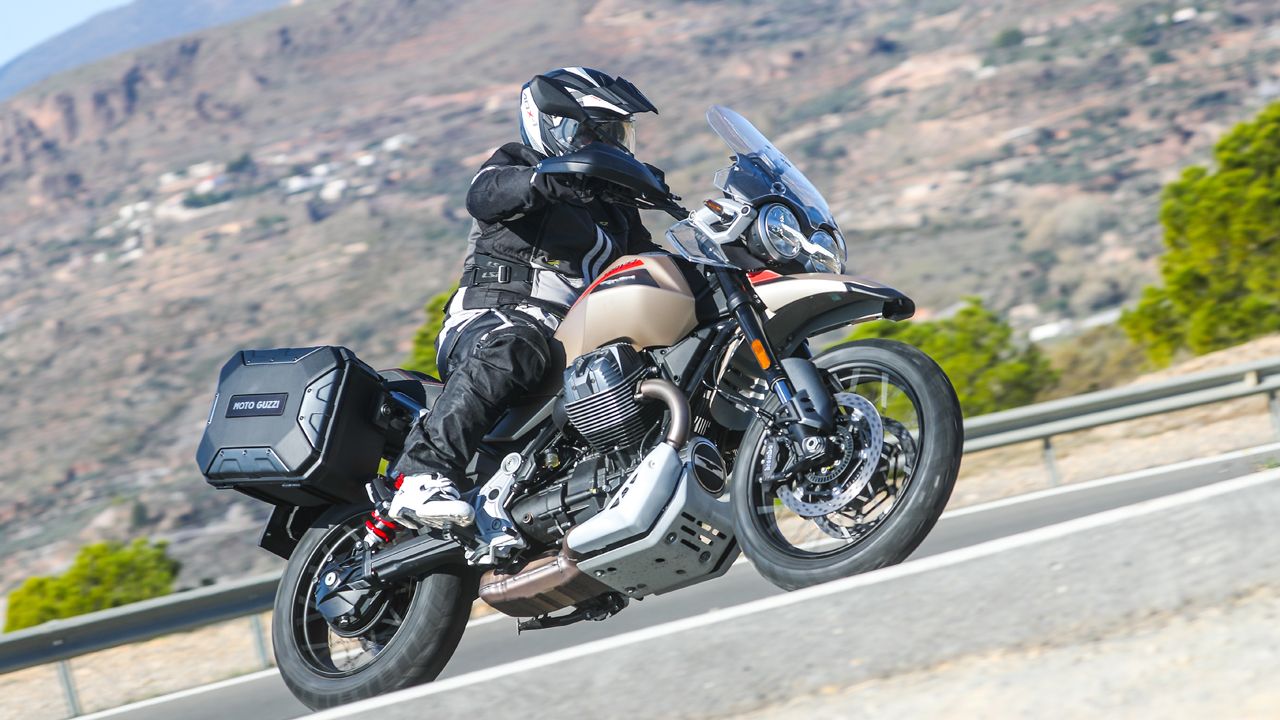 Moto Guzzi V85 TT Travel 2024
